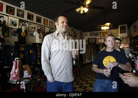 Nov. 12, 2010 - Memphis, TN, Stati Uniti - Attore comico e Vince Vaughn (sinistra) ha ottenuto un tour di Sun Studio il venerdì mattina. Egli e costar Kevin James sono in città per una commedia prestazioni al Centro di Canon stasera (venerdì). Vince Vaughn e Kevin James headline un all-star da commedia il regista Ron Howard chiamato il dilemma che uscirà nel mese di gennaio. (Credito Immagine: © l'appello commerciale/ZUMA Foto Stock