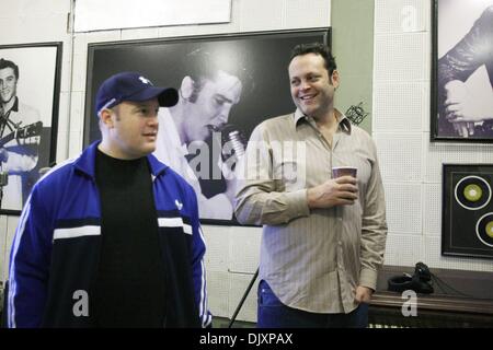 Nov. 12, 2010 - Memphis, TN, Stati Uniti - Attore comico e Vince Vaughn (RT) ha ottenuto un tour di Sun Studio il venerdì mattina. Egli e costar Kevin James (sinistra) sono in città per una commedia prestazioni al Centro di Canon stasera (venerdì). Vince Vaughn e Kevin James headline un all-star da commedia il regista Ron Howard chiamato il dilemma che uscirà nel mese di gennaio. (Credito Immagine: © l'appello commerciale Foto Stock