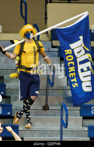 Nov. 12, 2010 - Toledo, Ohio, Stati Uniti d'America - A Toledo razzi orologi ventola il gioco. Toledo sconfitto San Francesco (PA) 71-66 nel primo round gioco di preseason WNIT torneo suonata in Savage Arena a Toledo, Ohio. (Credito Immagine: © Scott Grau/Southcreek globale/ZUMApress.com) Foto Stock