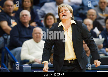 Nov. 12, 2010 - Toledo, Ohio, Stati Uniti d'America - Toledo Rockets head coach Tricia Cullop durante il primo semestre di azione di gioco. Toledo sconfitto San Francesco (PA) 71-66 nel primo round gioco di preseason WNIT torneo suonata in Savage Arena a Toledo, Ohio. (Credito Immagine: © Scott Grau/Southcreek globale/ZUMApress.com) Foto Stock