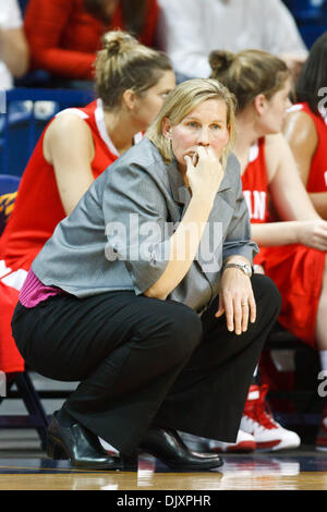 Nov. 12, 2010 - Toledo, Ohio, Stati Uniti d'America - San Francesco Flash rosso head coach Susan Robinson durante il primo semestre di azione di gioco. Toledo sconfitto San Francesco (PA) 71-66 nel primo round gioco di preseason WNIT torneo suonata in Savage Arena a Toledo, Ohio. (Credito Immagine: © Scott Grau/Southcreek globale/ZUMApress.com) Foto Stock