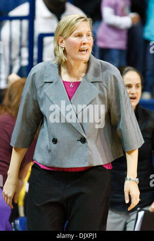 Nov. 12, 2010 - Toledo, Ohio, Stati Uniti d'America - San Francesco Flash rosso head coach Susan Robinson durante il primo semestre di azione di gioco. Toledo sconfitto San Francesco (PA) 71-66 nel primo round gioco di preseason WNIT torneo suonata in Savage Arena a Toledo, Ohio. (Credito Immagine: © Scott Grau/Southcreek globale/ZUMApress.com) Foto Stock