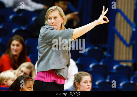 Nov. 12, 2010 - Toledo, Ohio, Stati Uniti d'America - San Francesco Flash rosso head coach Susan Robinson durante il primo semestre di azione di gioco. Toledo sconfitto San Francesco (PA) 71-66 nel primo round gioco di preseason WNIT torneo suonata in Savage Arena a Toledo, Ohio. (Credito Immagine: © Scott Grau/Southcreek globale/ZUMApress.com) Foto Stock