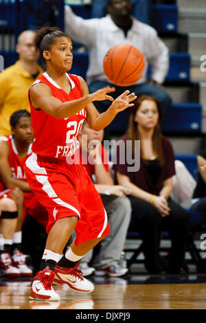 Nov. 12, 2010 - Toledo, Ohio, Stati Uniti d'America - San Francesco guard Brittany Lilley durante la seconda metà di azione di gioco. Toledo sconfitto San Francesco (PA) 71-66 nel primo round gioco di preseason WNIT torneo suonata in Savage Arena a Toledo, Ohio. (Credito Immagine: © Scott Grau/Southcreek globale/ZUMApress.com) Foto Stock