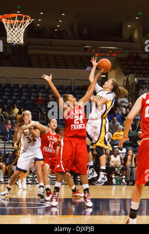 Nov. 12, 2010 - Toledo, Ohio, Stati Uniti d'America - Toledo razzi guardia Shafir Naama (#4) ha il suo tiro bloccato da San Francesco in avanti Shene Fleming (#24) come ella rigidi per il cerchio durante la seconda metà di azione di gioco mentre Melissa Goodall (#32) di Toledo e Samantha Leach (#11) di San Francesco battaglia per la posizione di rimbalzo. Toledo sconfitto San Francesco (PA) 71-66 AL FIRS Foto Stock