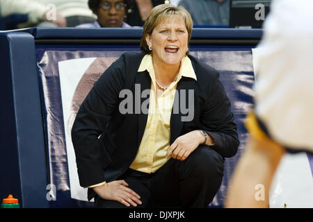 Nov. 12, 2010 - Toledo, Ohio, Stati Uniti d'America - Toledo Rockets head coach Tricia Cullop durante il primo semestre di azione di gioco. Toledo sconfitto San Francesco (PA) 71-66 nel primo round gioco di preseason WNIT torneo suonata in Savage Arena a Toledo, Ohio. (Credito Immagine: © Scott Grau/Southcreek globale/ZUMApress.com) Foto Stock