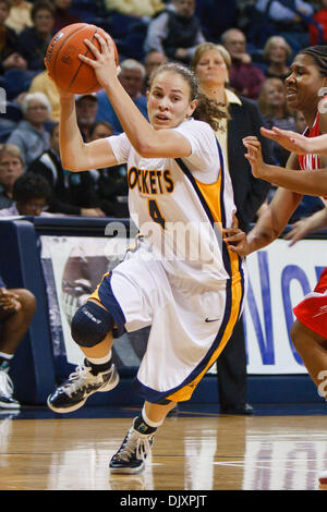 Nov. 12, 2010 - Toledo, Ohio, Stati Uniti d'America - Toledo razzi guardia Shafir Naama (#4) durante la seconda metà di azione di gioco. Toledo sconfitto San Francesco (PA) 71-66 nel primo round gioco di preseason WNIT torneo suonata in Savage Arena a Toledo, Ohio. (Credito Immagine: © Scott Grau/Southcreek globale/ZUMApress.com) Foto Stock