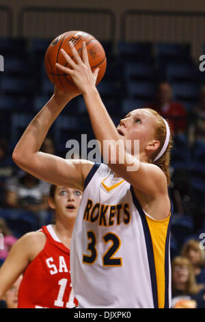 Nov. 12, 2010 - Toledo, Ohio, Stati Uniti d'America - Toledo Centro razzi Melissa Goodall (#32) durante la seconda metà di azione di gioco. Toledo sconfitto San Francesco (PA) 71-66 nel primo round gioco di preseason WNIT torneo suonata in Savage Arena a Toledo, Ohio. (Credito Immagine: © Scott Grau/Southcreek globale/ZUMApress.com) Foto Stock