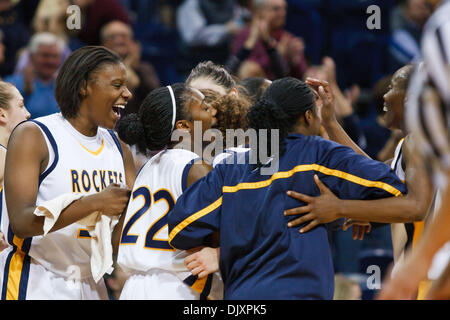 Nov. 12, 2010 - Toledo, Ohio, Stati Uniti d'America - Toledo Centro razzi Yolanda Richardson (#33) e guard Andola Dortch (#22) celebrare la loro stagione con la vittoria di apertura alla conclusione del gioco. Toledo sconfitto San Francesco (PA) 71-66 nel primo round gioco di preseason WNIT torneo suonata in Savage Arena a Toledo, Ohio. (Credito Immagine: © Scott Grau/Southcr Foto Stock