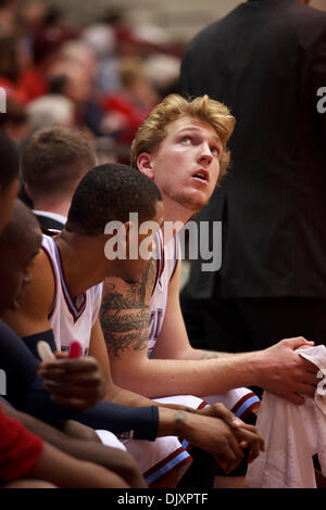 Nov. 12, 2010 - Los Angeles, California, Stati Uniti d'America - 12 November, 2010: Tim Diederichs (32) di LMU controlla il segnapunti da banco. Morgan membro beat LMU 81-79 a Gersten Pavilion di Los Angeles, California. (Credito Immagine: © Josh Cappella/Southcreek globale/ZUMApress.com) Foto Stock