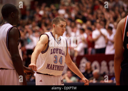 Nov. 12, 2010 - Los Angeles, California, Stati Uniti d'America - 12 November, 2010: Drew di vigna (34) di LMU riceve sostegno da parte dei compagni di squadra. Morgan membro beat LMU 81-79 a Gersten Pavilion di Los Angeles, California. (Credito Immagine: © Josh Cappella/Southcreek globale/ZUMApress.com) Foto Stock