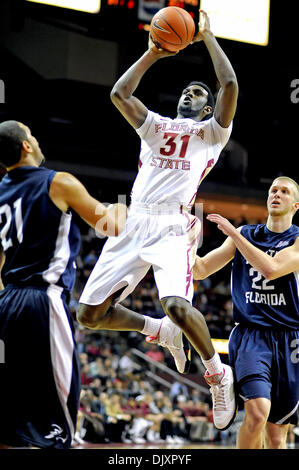 Nov. 12, 2010 - Tallahassee, Florida, Stati Uniti d'America - 12 Novembre 2010: . FSU's Chris Singleton (31) rigidi tra due giocatori UNF per due dei suoi 11 punti nella notte. FSU sconfitto 75-55 UNF a Donald L. Tucker Center in Tallahassee, Florida. (Credito Immagine: © Mike Olivella/ZUMApress.com) Foto Stock