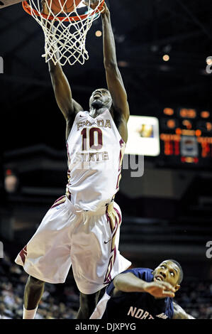 Nov. 12, 2010 - Tallahassee, Florida, Stati Uniti d'America - 12 Novembre 2010: . FSU's Okaro bianco (10) alimentazione schiacciate su un lettore UNF durante la prima metà del gioco. FSU sconfitto 75-55 UNF a Donald L. Tucker Center in Tallahassee, Florida. (Credito Immagine: © Mike Olivella/ZUMApress.com) Foto Stock