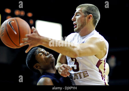 Nov. 12, 2010 - Tallahassee, Florida, Stati Uniti d'America - 12 Novembre 2010: . FSU è Luca Loucks (3), i piatti la sfera fuori come un UNF giocatore tenta di richiamare la carica. FSU sconfitto 75-55 UNF a Donald L. Tucker Center in Tallahassee, Florida. (Credito Immagine: © Mike Olivella/ZUMApress.com) Foto Stock