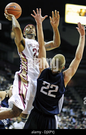 Nov. 12, 2010 - Tallahassee, Florida, Stati Uniti d'America - 12 Novembre 2010: . FSU Derwin della cucina (22) assume per l'aria al di sopra della filettatura UNF Matt Sauey per un cesto di transizione durante la prima metà del gioco. FSU sconfitto 75-55 UNF a Donald L. Tucker Center in Tallahassee, Florida. (Credito Immagine: © Mike Olivella/ZUMApress.com) Foto Stock