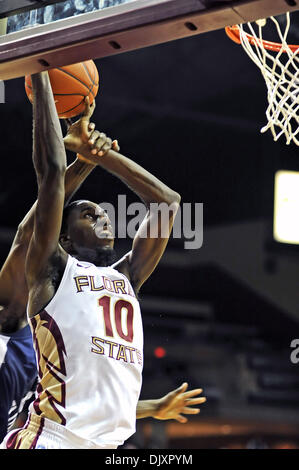 Nov. 12, 2010 - Tallahassee, Florida, Stati Uniti d'America - 12 Novembre 2010: . FSU's Okaro bianco (10) viene catturata come egli ha tentato di dunk la palla nella prima metà del gioco. FSU sconfitto 75-55 UNF a Donald L. Tucker Center in Tallahassee, Florida. (Credito Immagine: © Mike Olivella/ZUMApress.com) Foto Stock