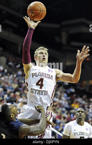Nov. 12, 2010 - Tallahassee, Florida, Stati Uniti d'America - 12 Novembre 2010: . FSU's Deividas Dulkys attacca il cestello per due dei suoi 12 punti per la notte. FSU sconfitto 75-55 UNF a Donald L. Tucker Center in Tallahassee, Florida. (Credito Immagine: © Mike Olivella/ZUMApress.com) Foto Stock