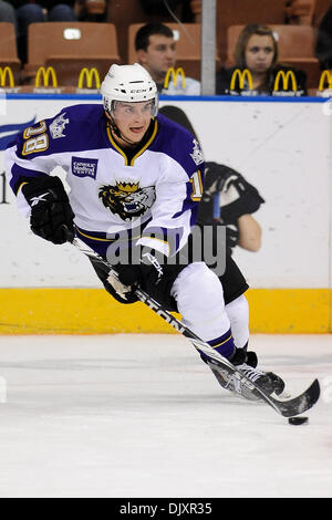 Nov. 12, 2010 - Manchester, New Hampshire, Stati Uniti d'America - Worcester squali segnato due gol nel secondo periodo per andare fino 2-0 oltre i monarchi. Il monarca Center Andrei Loktionov (#18) (credito Immagine: © Jim Melito/Southcreek globale/ZUMApress.com) Foto Stock