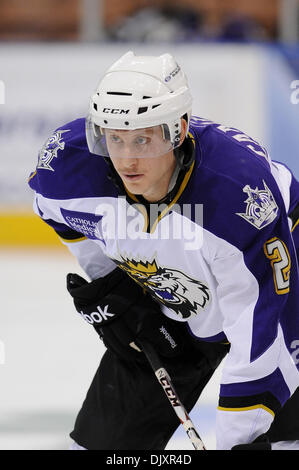 Nov. 12, 2010 - Manchester, New Hampshire, Stati Uniti d'America - Worcester squali segnato due gol nel secondo periodo per andare fino 2-0 oltre i monarchi. Il monarca Defenceman Andrew Campbell(#2) (credito Immagine: © Jim Melito/Southcreek globale/ZUMApress.com) Foto Stock