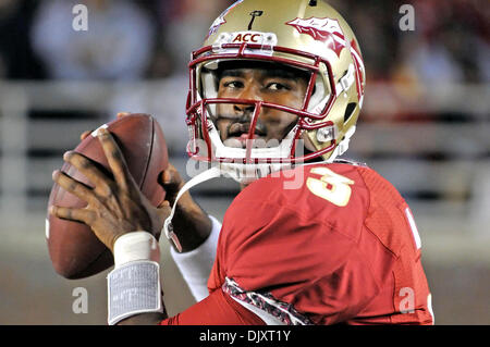 Nov. 13, 2010 - Tallahassee, Florida, Stati Uniti d'America - 13 Novembre 2010: . Stato della Florida backup QB E. J. Manuel scende di nuovo a gettare dopo aver avviato la sua prima partita della stagione a causa di un pregiudizio a Christian meditare. FSU sconfitto Clemson16-13 a Doak Campbell Stadium di Tallahassee, Florida. (Credito Immagine: © Mike Olivella/ZUMApress.com) Foto Stock