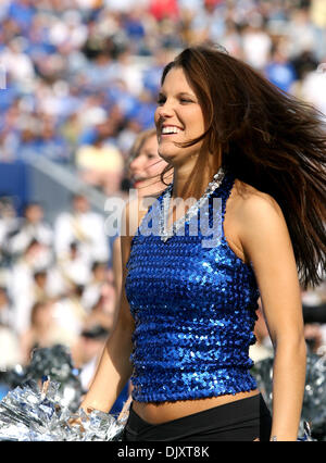 Nov. 13, 2010 - Lexington, Kentucky, Stati Uniti d'America - un Kentucky cheerleader compie durante il gioco con Vanderbilt dal Commonwealth stadium.Wildcats è andato a vincere da 38 a 20. (Credito Immagine: © Wayne Litmer/Southcreek globale/ZUMApress.com) Foto Stock