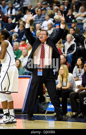 Nov. 14, 2010 - Storrs, Connecticut, Stati Uniti d'America - Santa Croce head coach Bill Gibbons dà senso al suo compagno di squadra sul pavimento. A metà Connecticut porta Santa Croce 63 - 30 a Gampel Pavilion. (Credito Immagine: © Geoff Bolte/Southcreek globale/ZUMApress.com) Foto Stock