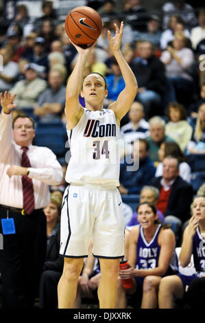 Nov. 14, 2010 - Storrs, Connecticut, Stati Uniti d'America - Connecticut G Kelly Faris (34) La ripresa di un punto tre tentativo. A metà Connecticut porta Santa Croce 63 - 30 a Gampel Pavilion. (Credito Immagine: © Geoff Bolte/Southcreek globale/ZUMApress.com) Foto Stock