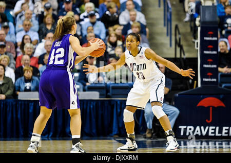 Nov. 14, 2010 - Storrs, Connecticut, Stati Uniti d'America - Connecticut F Maya Moore (23) protezioni Santa Croce F Kaitlin Cole (42). A metà Connecticut porta Santa Croce 63 - 30 a Gampel Pavilion. (Credito Immagine: © Geoff Bolte/Southcreek globale/ZUMApress.com) Foto Stock