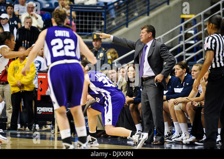 Nov. 14, 2010 - Storrs, Connecticut, Stati Uniti d'America - Connecticut head coach Geno Auriemma punti verso il cestello. A metà Connecticut porta Santa Croce 63 - 30 a Gampel Pavilion. (Credito Immagine: © Geoff Bolte/Southcreek globale/ZUMApress.com) Foto Stock