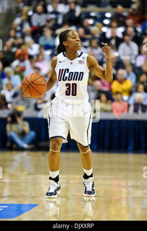 Nov. 14, 2010 - Storrs, Connecticut, Stati Uniti d'America - Connecticut G Lorin Dixon (30) porta la palla fino alla corte. A metà Connecticut porta Santa Croce 63 - 30 a Gampel Pavilion. (Credito Immagine: © Geoff Bolte/Southcreek globale/ZUMApress.com) Foto Stock