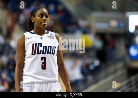 Nov. 14, 2010 - Storrs, Connecticut, Stati Uniti d'America - Connecticut G Tiffany Hayes (3) presso la libera linea di tiro. Hayes finito il semestre con 30 punti. A metà Connecticut porta Santa Croce 63 - 30 a Gampel Pavilion. (Credito Immagine: © Geoff Bolte/Southcreek globale/ZUMApress.com) Foto Stock