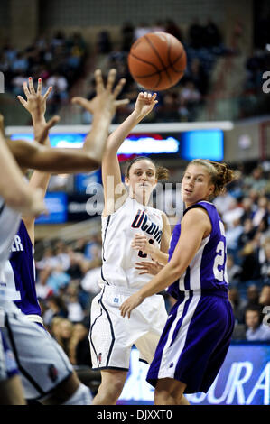 Nov. 14, 2010 - Storrs, Connecticut, Stati Uniti d'America - Connecticut G Kelly Faris (34) Guarda il suo passare a un compagno di squadra nella seconda metà. Alla fine del regolamento Connecticut sconfigge Santa Croce 117 - 37 a Gampel Pavilion. (Credito Immagine: © Geoff Bolte/Southcreek globale/ZUMApress.com) Foto Stock