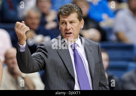 Nov. 14, 2010 - Storrs, Connecticut, Stati Uniti d'America - Connecticut head coach Geno Auriemma dà la direzione. Alla fine del regolamento Connecticut sconfigge Santa Croce 117 - 37 a Gampel Pavilion. (Credito Immagine: © Geoff Bolte/Southcreek globale/ZUMApress.com) Foto Stock