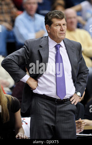 Nov. 14, 2010 - Storrs, Connecticut, Stati Uniti d'America - Connecticut head coach Geno Auriemma. Alla fine del regolamento Connecticut sconfigge Santa Croce 117 - 37 a Gampel Pavilion. (Credito Immagine: © Geoff Bolte/Southcreek globale/ZUMApress.com) Foto Stock