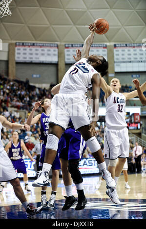 Nov. 14, 2010 - Storrs, Connecticut, Stati Uniti d'America - Connecticut F Samarie Walker (11) manca semplicemente afferrando il rimbalzo offensivo. Alla fine del regolamento Connecticut sconfigge Santa Croce 117 - 37 a Gampel Pavilion. (Credito Immagine: © Geoff Bolte/Southcreek globale/ZUMApress.com) Foto Stock