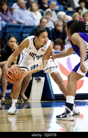 Nov. 14, 2010 - Storrs, Connecticut, Stati Uniti d'America - Connecticut G Bria Hartley (14) cerca un compagno di squadra aperto. Alla fine del regolamento Connecticut sconfigge Santa Croce 117 - 37 a Gampel Pavilion. (Credito Immagine: © Geoff Bolte/Southcreek globale/ZUMApress.com) Foto Stock