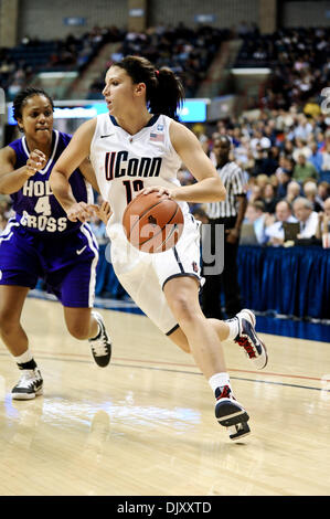 Nov. 14, 2010 - Storrs, Connecticut, Stati Uniti d'America - Connecticut F Lauren Engeln (12) aziona verso il cestello. Alla fine del regolamento Connecticut sconfigge Santa Croce 117 - 37 a Gampel Pavilion. (Credito Immagine: © Geoff Bolte/Southcreek globale/ZUMApress.com) Foto Stock