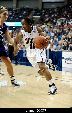 Nov. 14, 2010 - Storrs, Connecticut, Stati Uniti d'America - Connecticut G Lorin Dixon (30) aziona verso il cestello. Alla fine del regolamento Connecticut sconfigge Santa Croce 117 - 37 a Gampel Pavilion. (Credito Immagine: © Geoff Bolte/Southcreek globale/ZUMApress.com) Foto Stock