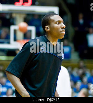 Nov. 14, 2010 - Durham, North Carolina, Stati Uniti d'America - il duca diavoli blu guard Nolan Smith (2) durante il warm up . Duke batte Princeton 97-60 a Cameron Indoor Stadium Durham NC (credito Immagine: © Mark Abbott/Southcreek globale/ZUMApress.com) Foto Stock