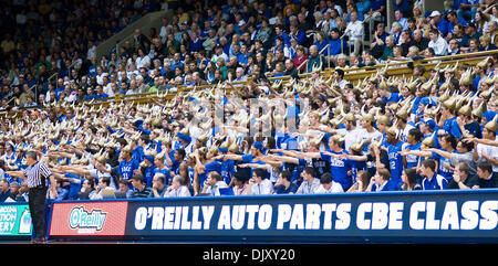 Nov. 14, 2010 - Durham, North Carolina, Stati Uniti d'America - Cameron Crazies sostenendo i loro team. Duke batte Princeton 97-60 a Cameron Indoor Stadium Durham NC (credito Immagine: © Mark Abbott/Southcreek globale/ZUMApress.com) Foto Stock