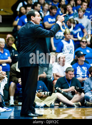 Nov. 14, 2010 - Durham, North Carolina, Stati Uniti d'America - Duke capo allenatore Mike Krzyzewski rende un punto. Duke batte Princeton 97-60 a Cameron Indoor Stadium Durham NC (credito Immagine: © Mark Abbott/Southcreek globale/ZUMApress.com) Foto Stock