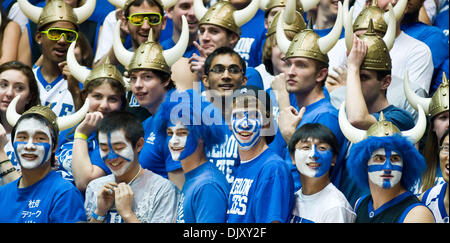 Nov. 14, 2010 - Durham, North Carolina, Stati Uniti d'America - Cameron Crazies tutte dipinte. Duke batte Princeton 97-60 a Cameron Indoor Stadium Durham NC (credito Immagine: © Mark Abbott/Southcreek globale/ZUMApress.com) Foto Stock