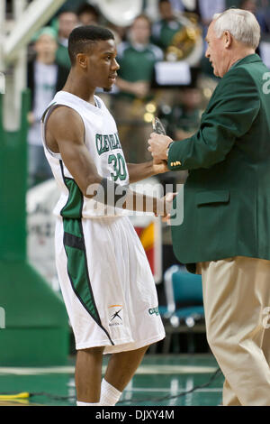 Nov. 14, 2010 - Cleveland, Ohio, Stati Uniti d'America - Cleveland State Vichinghi guard Norris Cole (30) è presentato con il Most Valuable Player award da Cleveland stato Direttore ad interim di atletica John Perry dopo il 2010 World Vision Classic presso il Centro Wolstein in Cleveland, Ohio. (Credito Immagine: © Frank Jansky/Southcreek globale/ZUMApress.com) Foto Stock