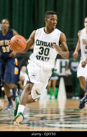 Nov. 14, 2010 - Cleveland, Ohio, Stati Uniti d'America - Cleveland State Vichinghi guard Norris Cole (30) con il basket nella seconda metà contro Kent State. Cleveland stato sconfitto Kent State 69-66 al Wolstein Center in Cleveland Ohio per vincere il mondiale 2010 Vision Classic. (Credito Immagine: © Frank Jansky/Southcreek globale/ZUMApress.com) Foto Stock