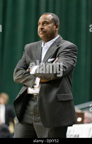 Nov. 14, 2010 - Cleveland, Ohio, Stati Uniti d'America - Cleveland State Vikings coach Gary acque sul collaterale durante la partita contro la Kent State. Cleveland stato sconfitto Kent State 69-66 al Wolstein Center in Cleveland Ohio per vincere il mondiale 2010 Vision Classic. (Credito Immagine: © Frank Jansky/Southcreek globale/ZUMApress.com) Foto Stock