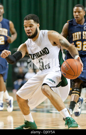 Nov. 14, 2010 - Cleveland, Ohio, Stati Uniti d'America - Cleveland State Vichinghi guard Jeremy Montgomery (5) con il basket nella seconda metà contro Kent State. Cleveland stato sconfitto Kent State 69-66 al Wolstein Center in Cleveland Ohio per vincere il mondiale 2010 Vision Classic. (Credito Immagine: © Frank Jansky/Southcreek globale/ZUMApress.com) Foto Stock