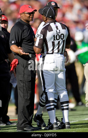 Nov. 14, 2010 - San Francisco, California, Stati Uniti - San Francisco 49ers allenatore Mike SINGLETARY. (Credito Immagine: © William Mancebo/ZUMApress.com) Foto Stock