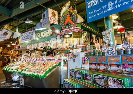 Pressione di stallo di pesce presso il Mercato di Pike Place, Seattle, Washington, Stati Uniti d'America Foto Stock