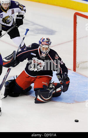 Nov. 14, 2010 - Manchester, New Hampshire, Stati Uniti d'America - monarchi provare a riscattare ciò che potrebbe essere una catastrofica fine settimana con una vittoria contro i falchi. Falchi Goalie Gustaf Wesslau (#40) Durante il primo periodo di gioco. (Credito Immagine: © Jim Melito/Southcreek globale/ZUMApress.com) Foto Stock