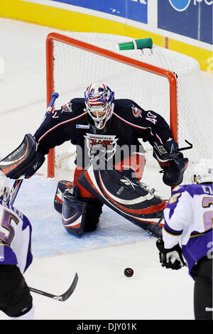 Nov. 14, 2010 - Manchester, New Hampshire, Stati Uniti d'America - monarchi provare a riscattare ciò che potrebbe essere una catastrofica fine settimana con una vittoria contro i falchi. Durante il primo periodo di gioco. Falchi Goalie Gustaf Wesslau (#40) (credito Immagine: © Jim Melito/Southcreek globale/ZUMApress.com) Foto Stock